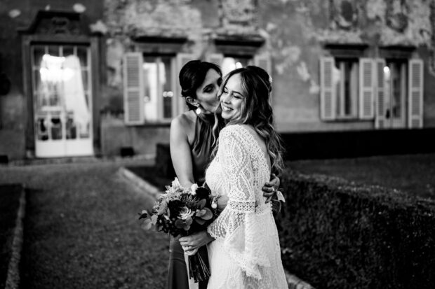 Momento tenero tra la sposa e la testimone catturato da Paolo Lamperti