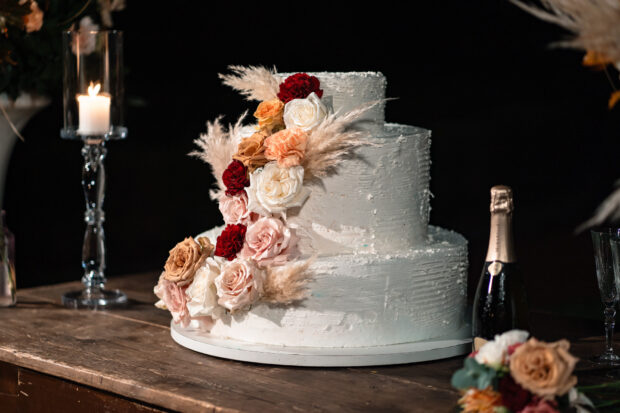 Torta nuziale elegante fotografata da Paolo Lamperti a Villa Malliana