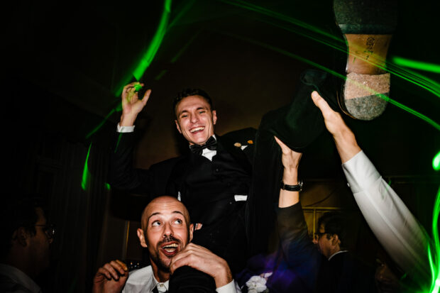 Invitati festeggiano sui balli di matrimonio a Villa Malliana da Paolo Lamperti