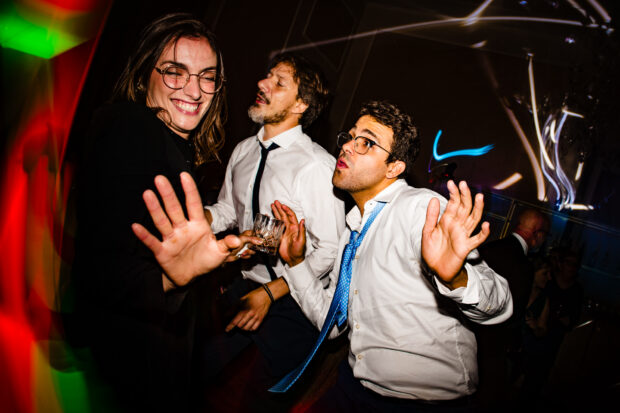 Invitati festeggiano sui balli di matrimonio a Villa Malliana da Paolo Lamperti