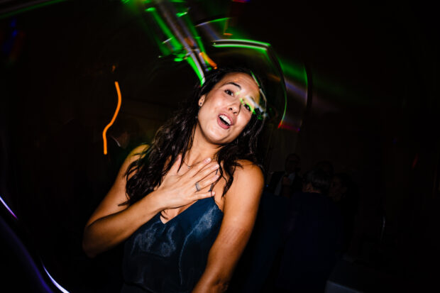 Invitati festeggiano sui balli di matrimonio a Villa Malliana da Paolo Lamperti