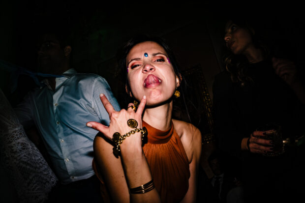 Invitati festeggiano sui balli di matrimonio a Villa Malliana da Paolo Lamperti