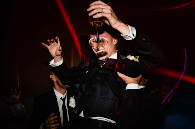 Invitati festeggiano sui balli di matrimonio a Villa Malliana da Paolo Lamperti