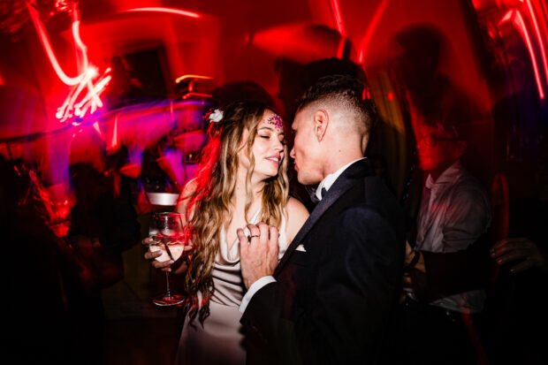 Sposi e invitati ballano sul dancefloor a Villa Malliana da Paolo Lamperti