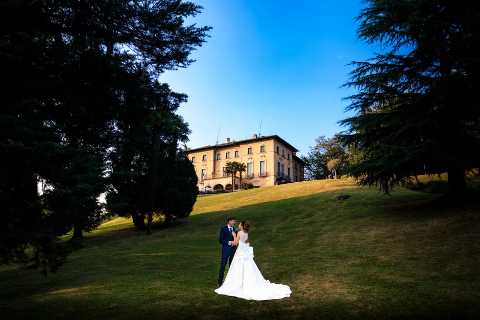Ritratto panoramico degli sposi davanti alla maestosa Villa Montalbano - migliori location matrimonio varese.