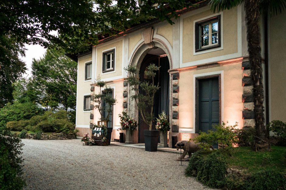 L’elegante ingresso delle ex-stalle di Villa Montalbano, pronte per il ricevimento nuziale. Migliori Location Matrimonio Varese