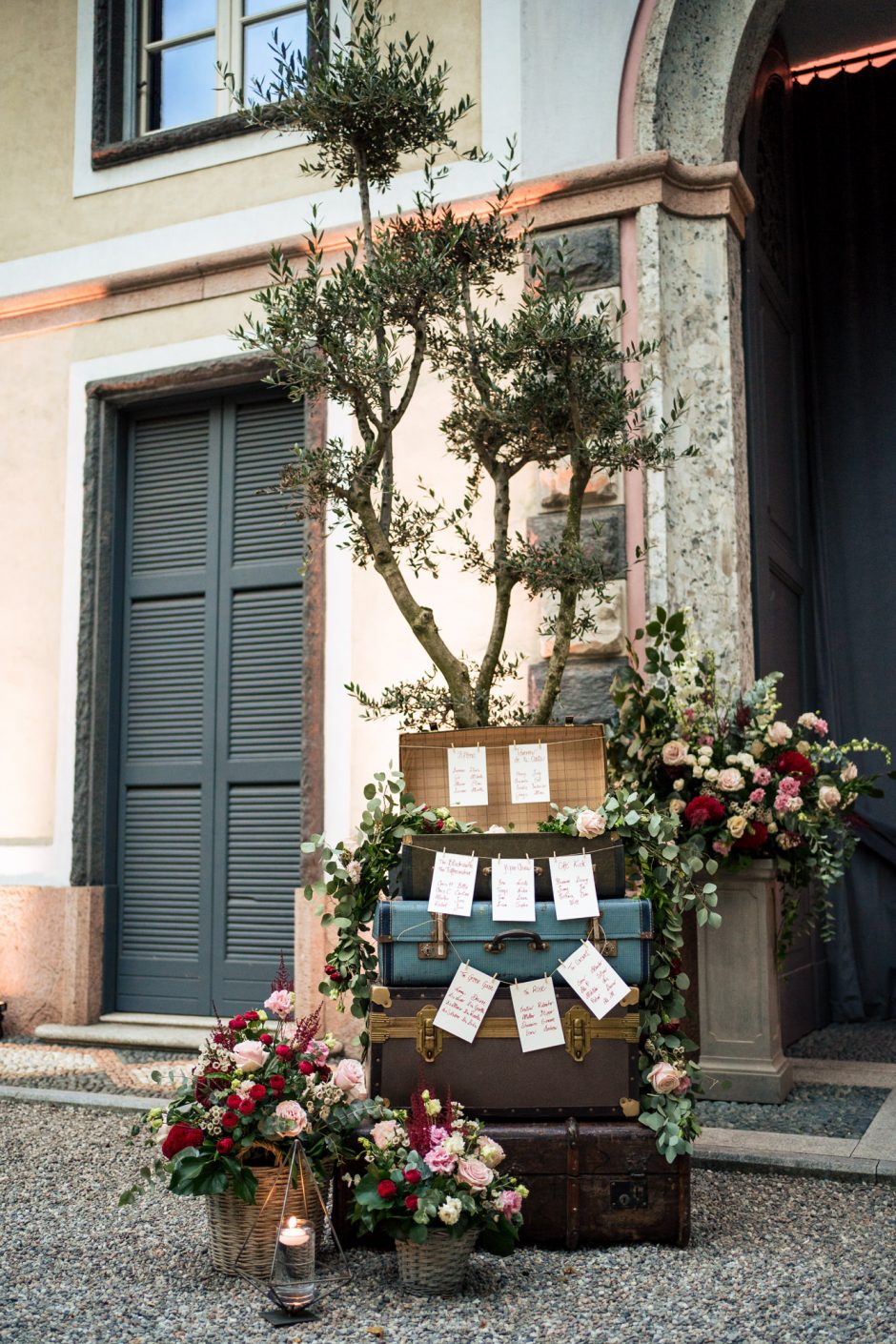 Tableau de mariage con la disposizione dei tavoli del ricevimento. Migliori Location Matrimonio Varese