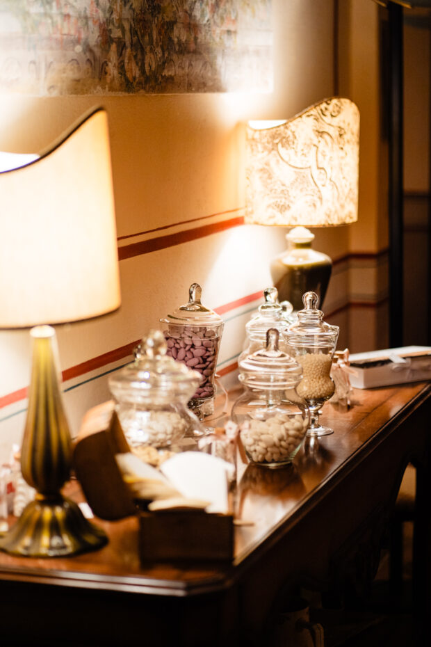 Confettata raffinata per il matrimonio di Camilla e Davide a Villa Morotti