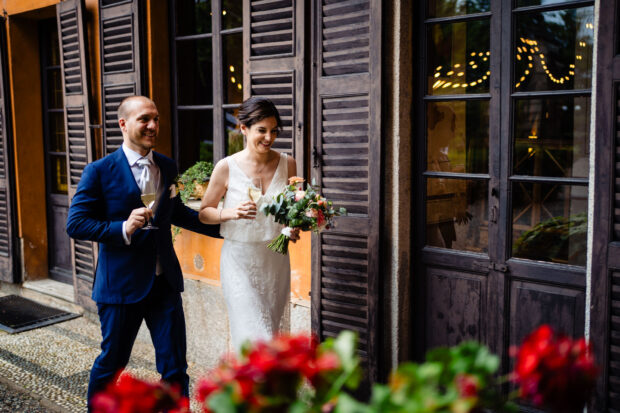Camilla e Davide fanno il loro ingresso nel cortile di Villa Morotti tra gli applausi