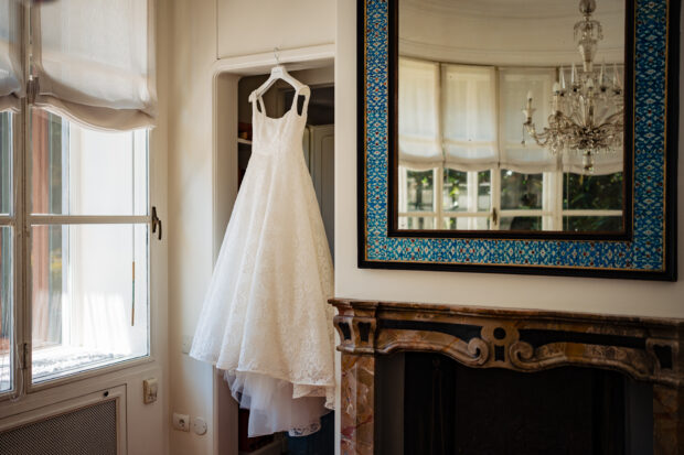 Abito da sposa appeso all’Hotel Tiziano prima del matrimonio a Villa Gaia Gandini.
