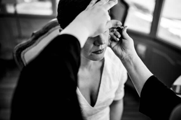 La sposa durante il trucco prima del matrimonio a Villa Gaia Gandini.