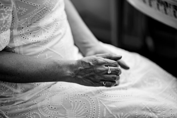 Dettaglio delle mani della sposa con l’anello di fidanzamento prima del matrimonio a Villa Gaia Gandini.