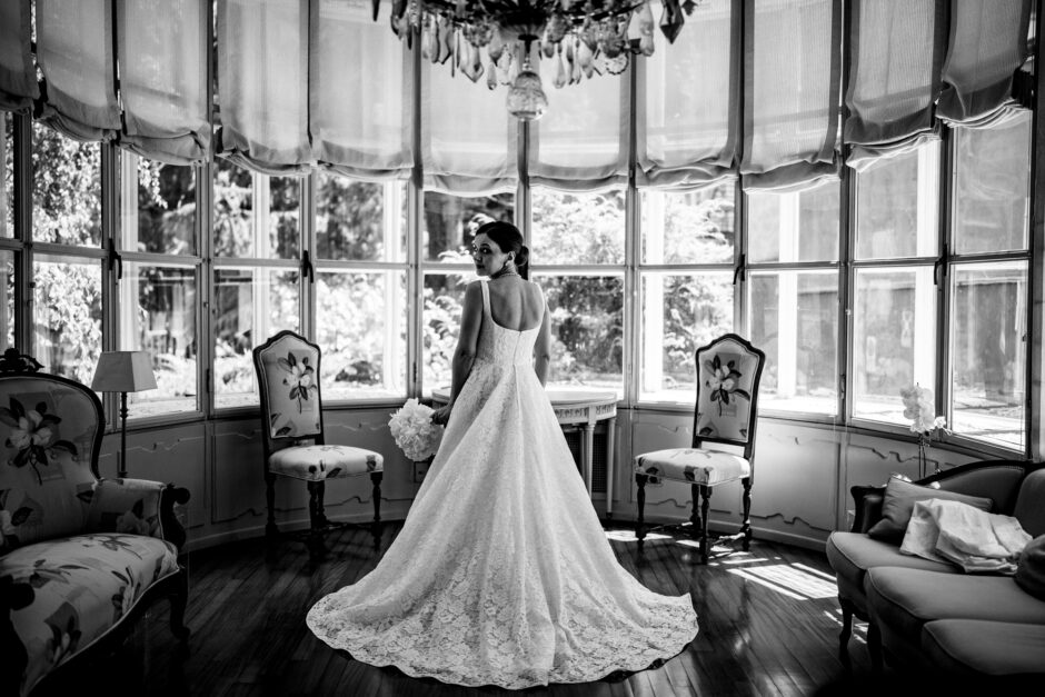 Ritratto della sposa con l’abito visto da dietro prima del matrimonio a Villa Gaia Gandini.