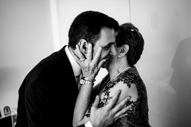 Lo sposo bacia la mamma prima di lasciare casa per il matrimonio a Villa Gaia Gandini.