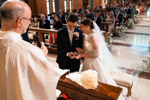 Gli sposi si scambiano gli anelli nella Chiesa di San Giovanni Battista alla Creta a Milano.