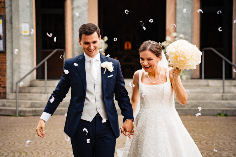 Gli sposi escono dalla chiesa accolti dal lancio di petali e riso dai loro invitati.