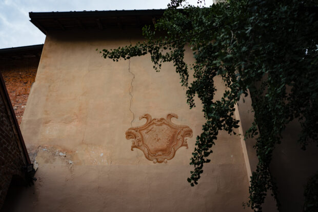 Dettaglio del fregio storico di Villa Gaia Gandini, location esclusiva per matrimoni.