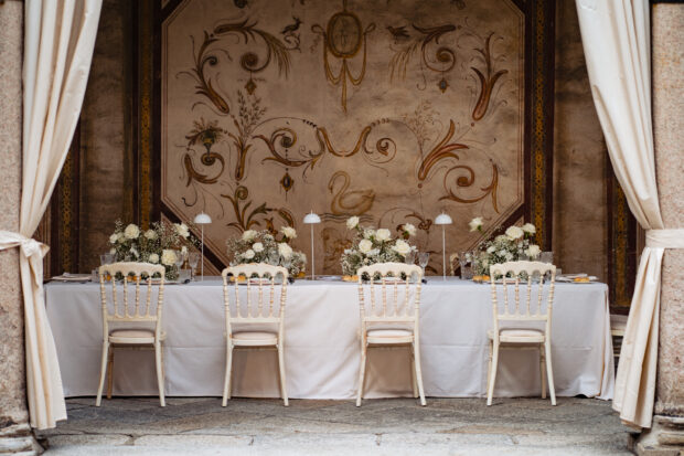 Tavoli decorati con fiori e dettagli eleganti per il ricevimento a Villa Gaia Gandini.