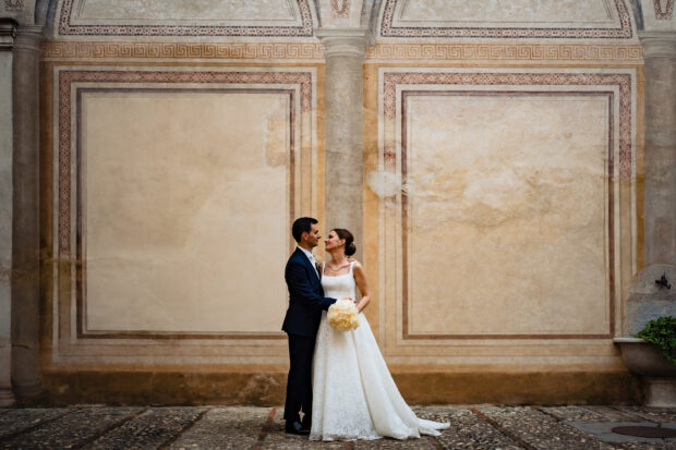Ritratto degli sposi nel cortile interno di Villa Gaia Gandini.