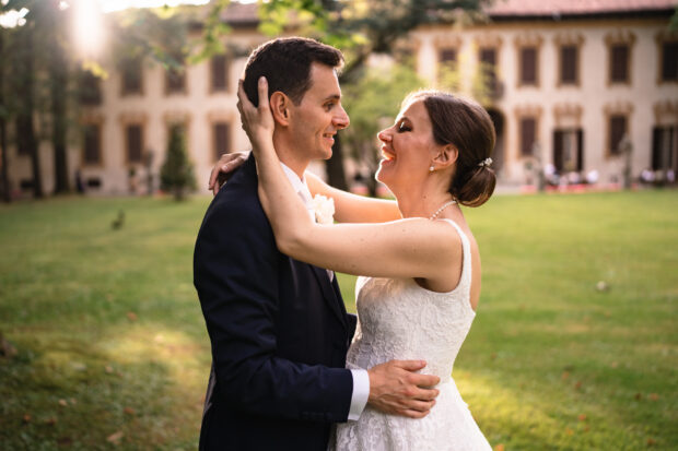 La sposa ride spontaneamente durante il ricevimento a Villa Gaia Gandini.