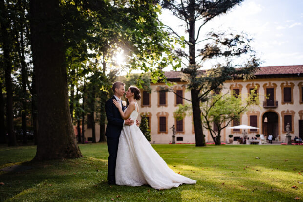 Ritratto degli sposi con Villa Gaia Gandini sullo sfondo.