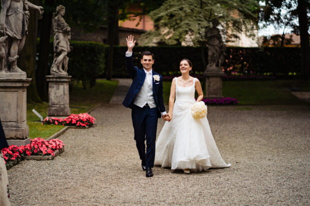 Gli sposi arrivano al ricevimento per l’aperitivo nel parco di Villa Gaia Gandini.