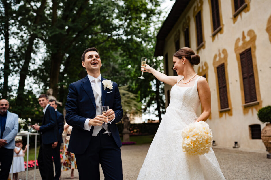Gli sposi brindano con amici e parenti durante l’aperitivo a Villa Gaia Gandini.