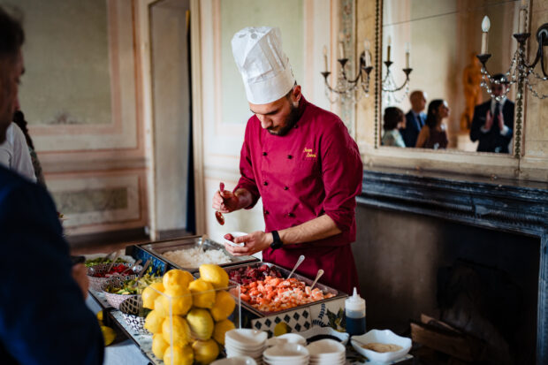 Chef all’opera durante lo show cooking dell’aperitivo a Villa Gaia Gandini.
