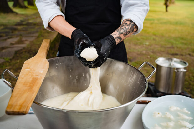 Casaro all’opera nella preparazione della mozzarella fresca durante l’aperitivo di matrimonio.