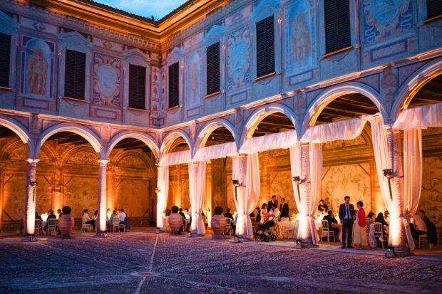 Il cortile interno di Villa Gaia Gandini illuminato per la cena di matrimonio.