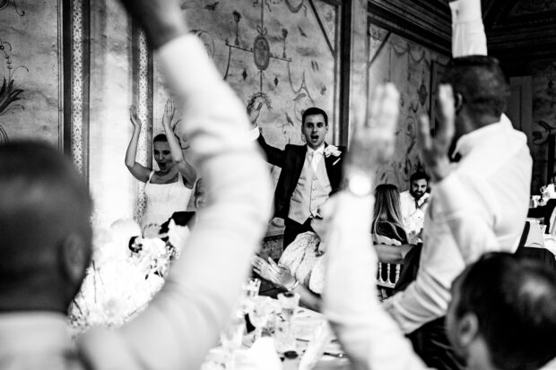 Lo sposo esulta tra gli ospiti durante la cena di matrimonio a Villa Gaia Gandini.