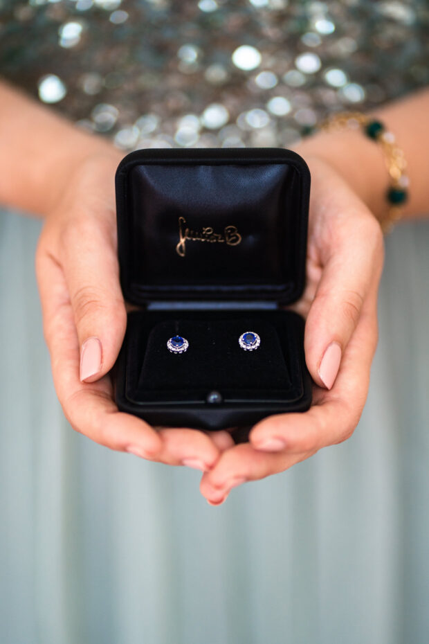 Dettaglio degli orecchini della sposa prima del matrimonio al Castelletto di Corbetta.