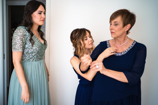 La sposa aiuta sua madre a sistemare la collana prima del matrimonio al Castelletto di Corbetta.