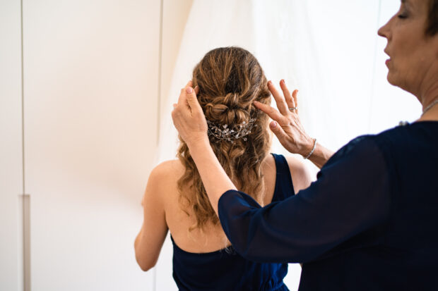 Dettaglio dell’acconciatura della sposa prima del matrimonio al Castelletto di Corbetta.