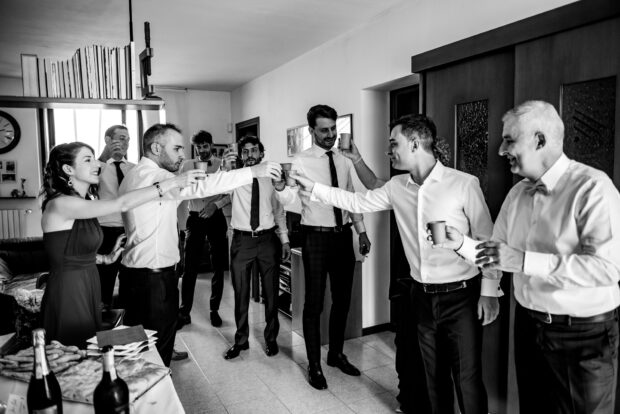 Lo sposo brinda con gli amici prima della cerimonia al Castelletto di Corbetta.