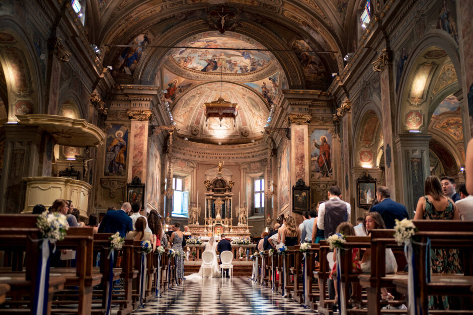 Vista panoramica dell’interno della chiesa durante il matrimonio al Santuario del Santo Crocifisso.