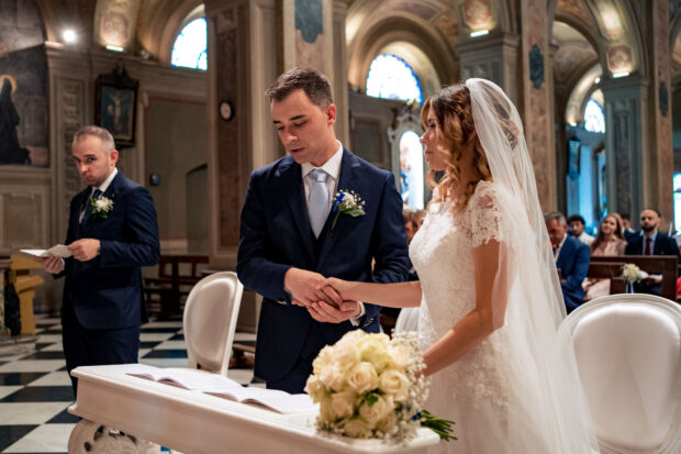 Gli sposi si scambiano le promesse di matrimonio nella chiesa di Meda.