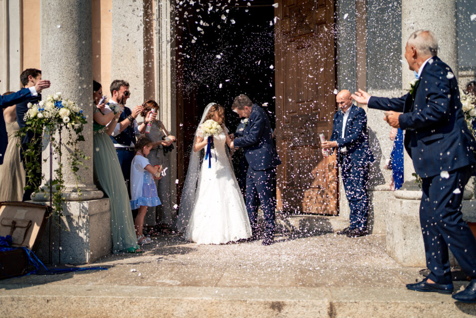 Gli sposi escono dalla chiesa tra il lancio del riso e gli applausi degli invitati.