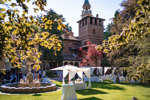 ll Castelletto di Corbetta allestito per l’aperitivo di matrimonio, con decorazioni eleganti e atmosfera romantica.