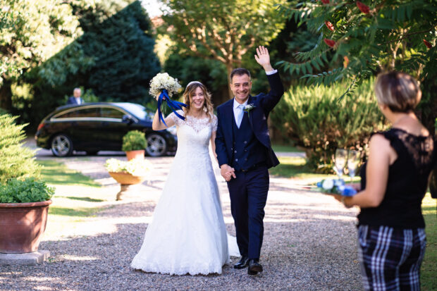 Gli sposi arrivano al Castelletto di Corbetta per festeggiare il loro matrimonio con amici e parenti.