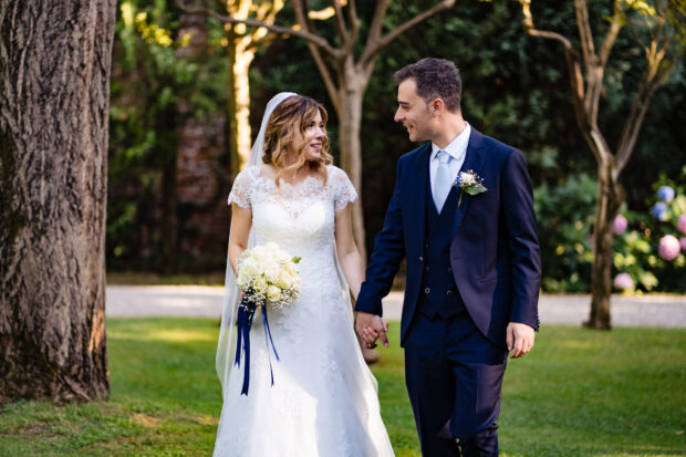 Gli sposi passeggiano nel parco del Castelletto di Corbetta dopo la cerimonia.