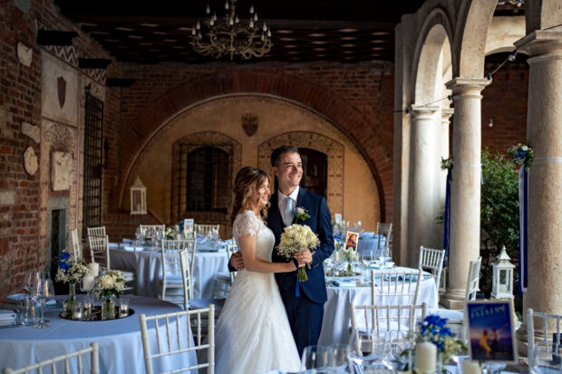 Gli sposi posano tra i tavoli allestiti per il pranzo al Castelletto di Corbetta.