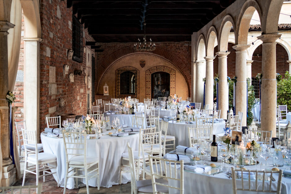 Vista del porticato del Castelletto di Corbetta con tavoli elegantemente allestiti per il ricevimento di matrimonio.