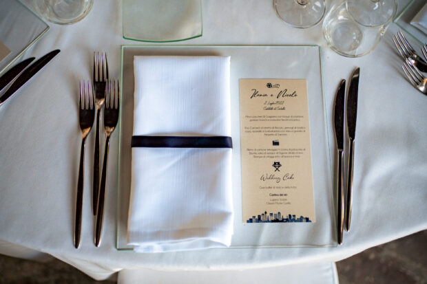 Dettaglio del menu e della mise en place curata nei minimi dettagli per il matrimonio al Castelletto di Corbetta.