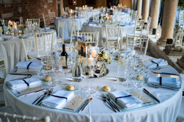 Un tavolo elegantemente allestito per il ricevimento di matrimonio al Castelletto di Corbetta.