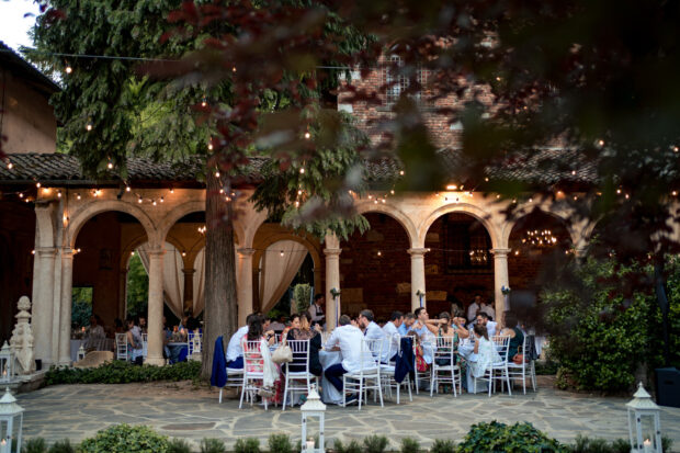 Vista esterna del porticato del Castelletto di Corbetta, illuminato per il ricevimento di matrimonio.