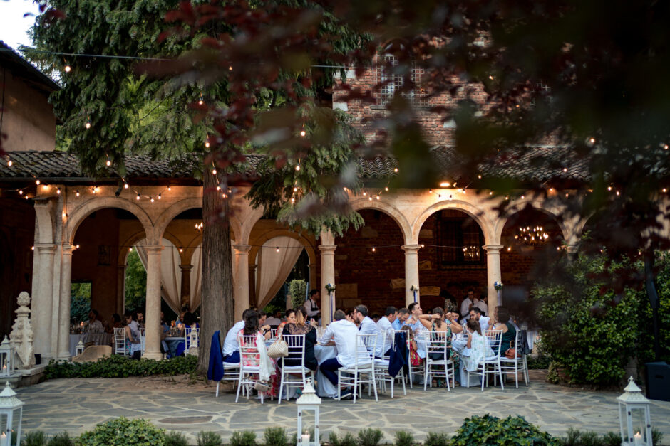 Vista esterna del porticato del Castelletto di Corbetta, illuminato per il ricevimento di matrimonio.