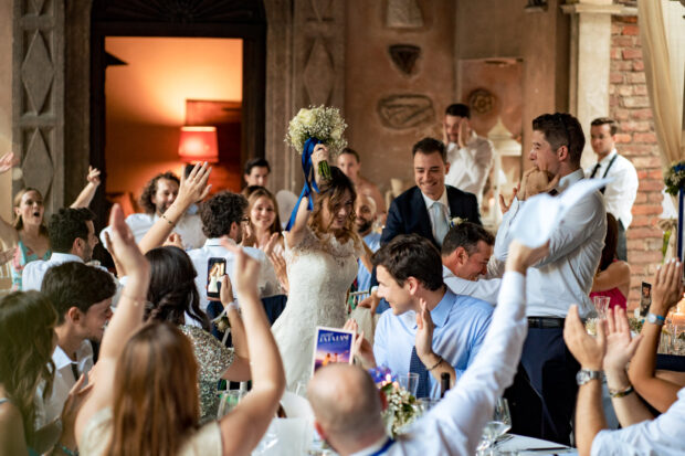 Gli sposi fanno il loro ingresso nella sala del ricevimento del Castelletto di Corbetta tra gli applausi degli invitati.