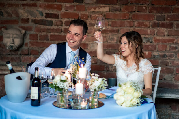 Gli sposi brindano insieme nella sala del Castelletto di Corbetta durante il ricevimento.
