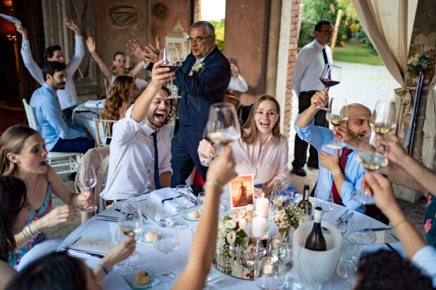 Gli amici degli sposi brindano a tavola durante il ricevimento al Castelletto di Corbetta.